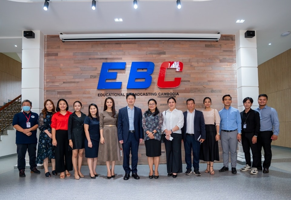ឯកឧត្តម សុខ ពុទ្ធិវុធ អញ្ជេីញជួបសំណេះសំណាល និងពិភាក្សាការងារជាមួយប្រតិភូមកពីស្ថានីយទូរទស្សន៍អប្សរាដែលធ្វេីទស្សនកិច្ចនៅស្ថាប័នផ្សព្វផ្សាយអប់រំកម្ពុជា (EBC)