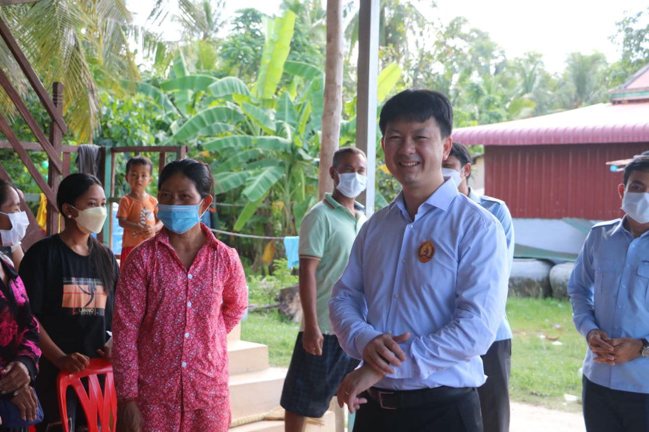 ឯកឧត្តមវេជ្ជបណ្ឌិត សុខ ផេង និង ឯកឧត្តម សុខ ពុទ្ធិវុធ ចុះសំណេះសំណាលសួរសុខទុក្ខ ពិនិត្យឯកសារបោះឆ្នោតរបស់សមាជិក
