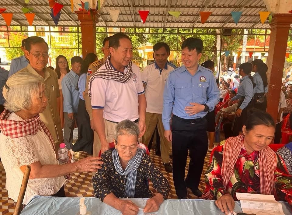 ឯកឧត្តម សុខ ពុទ្ធិវុធ អញ្ជេីញជាអធិបតីក្នុងកម្មវិធីពិនិត្យ និងព្យាបាលជំងឺជូនបងប្អូនប្រជាពលរដ្ឋនៅស្រុកព្រៃកប្បាស ខេត្តតាកែវ