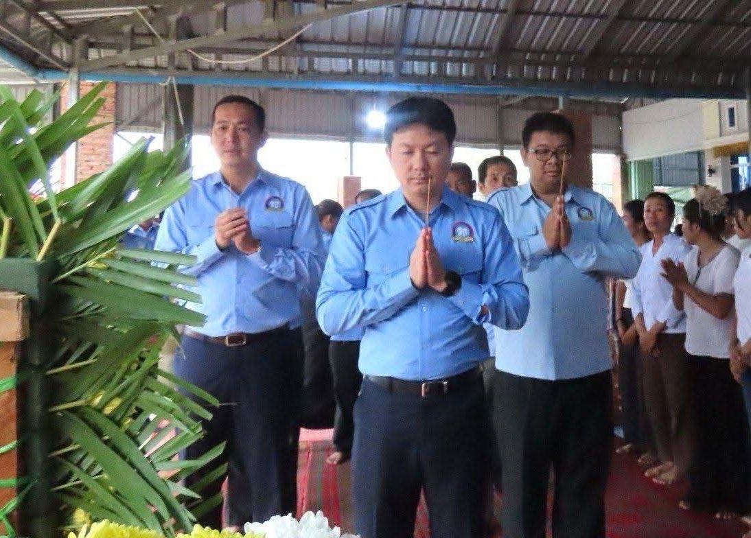 ឯកឧត្តម សុខ ពុទ្ធិវុធ បានអញ្ជើញចូលរួមរំលែកមរណទុក្ខក្រុមគ្រួសារសពវីរកងទ័ព វរសេនីយ៍ទោ នួន សាវឿន